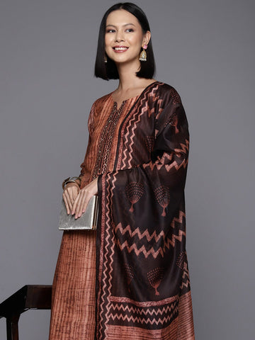 peach-printed-round-neck-with-slit-three-quarter-sleeves-straight-kurta-paired-with-contrast-bottom-and-dupatta-vskd31313